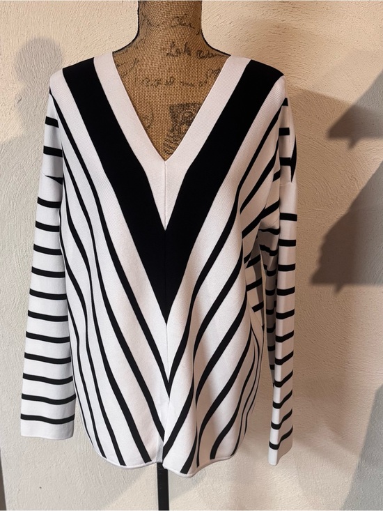 Vecceli Italy Tops - Black & White V‑Neck Striped Top